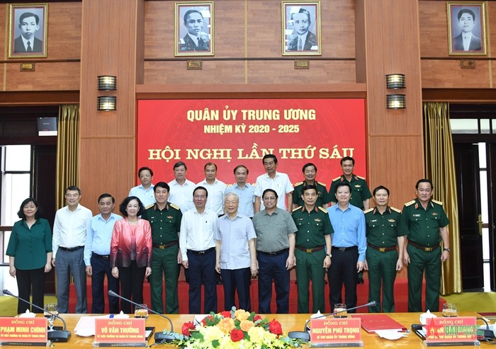 Các đồng chí lãnh đạo Đảng, Nhà nước, Quân ủy Trung ương, Bộ Quốc phòng chụp ảnh lưu niệm tại hội nghị.