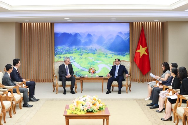Đại sứ Nicolas Warnery khẳng định, lãnh đạo cấp cao của Pháp muốn tiếp tục thúc đẩy và làm sâu sắc hơn quan hệ với Việt Nam, đánh giá Việt Nam có vai trò quan trọng tại ASEAN và trong Chiến lược Ấn Độ Dương-Thái Bình Dương của Pháp. Ảnh: VGP/Nhật Bắc