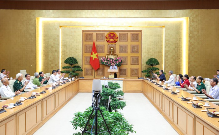 Thủ tướng Phạm Minh Chính gặp mặt Đoàn đại biểu người có công tiêu biểu tỉnh Nam Định. Ảnh: VGP/Nhật Bắc