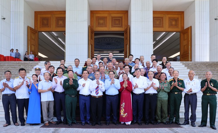 Thủ tướng chụp ảnh lưu niệm cùng Đoàn đại biểu người có công tiêu biểu tỉnh Nam Định. Ảnh: VGP/Nhật Bắc