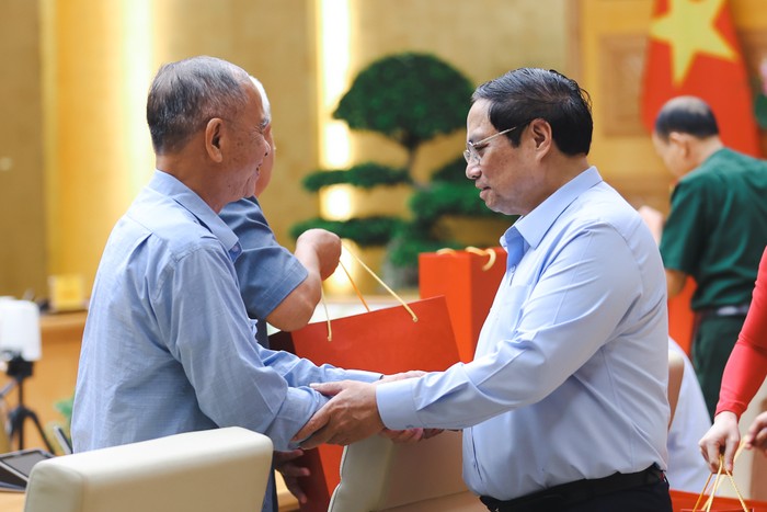 Thủ tướng ân cần hỏi thăm và tặng quà người có công tiêu biểu tỉnh Nam Định. Ảnh: VGP/Nhật Bắc