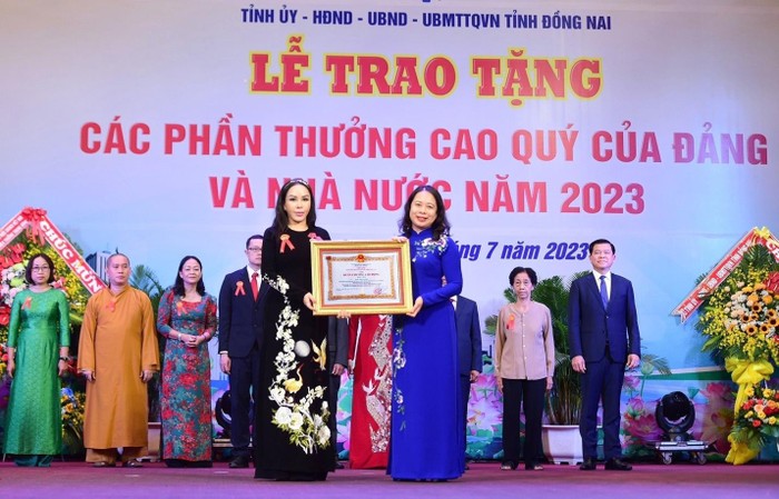 Phó Chủ tịch nước Võ Thị Ánh Xuân trao Huân chương Lao động hạng Nhất cho bà Lê Nữ Thùy Dương – Phó Chủ tịch Tập đoàn KN Holdings.