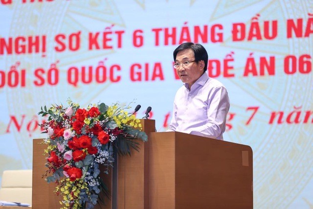 Bộ trưởng, Chủ nhiệm Văn phòng Chính phủ Trần Văn Sơn báo cáo tại Hội nghị. Ảnh: VGP/Nhật Bắc