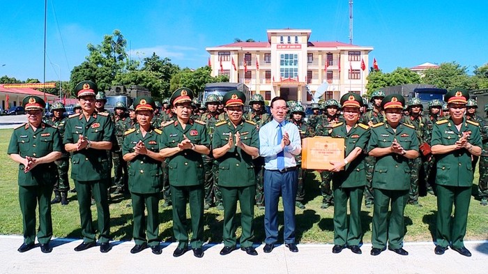 Chủ tịch nước thăm, tặng quà các đơn vị đang thực hiện nhiệm vụ huấn luyện, sẵn sàng chiến đấu.