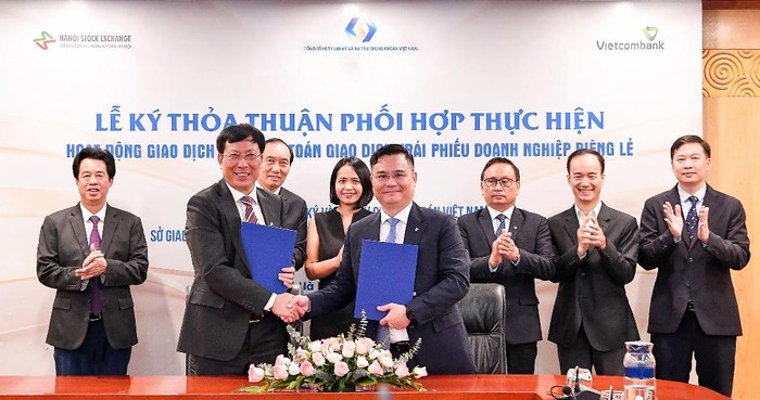 Ông Nguyễn Thanh Tùng – Tổng Giám đốc Vietcombank (bên phải) và ông Dương Văn Thanh – Tổng Giám đốc VSDC ký kết thỏa thuận phối hợp.