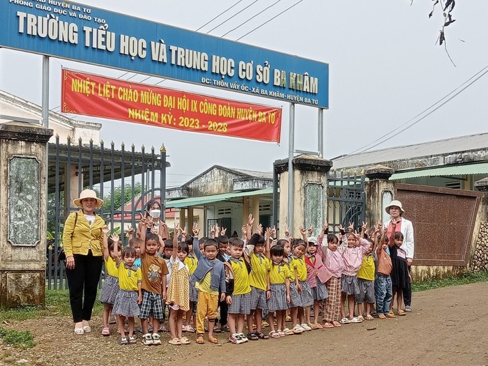 Cô giáo và học sinh Trường Tiểu học và Trung học cơ sở Ba Khâm, huyện Ba Tơ, tỉnh Quảng Ngãi. Ảnh: Nhân vật cung cấp