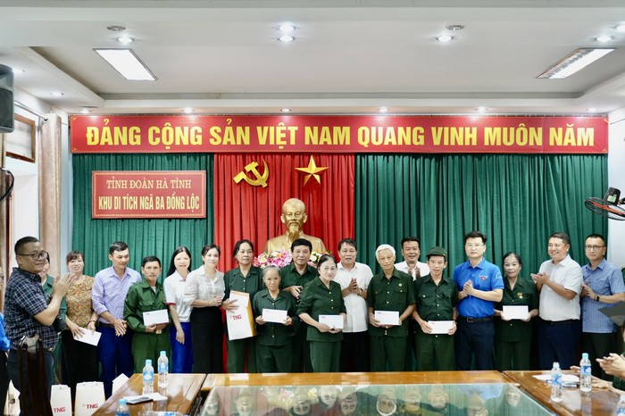 Đoàn thăm hỏi, tặng quà các cựu thanh niên xung phong đặc biệt khó khăn tại Hà Tĩnh.