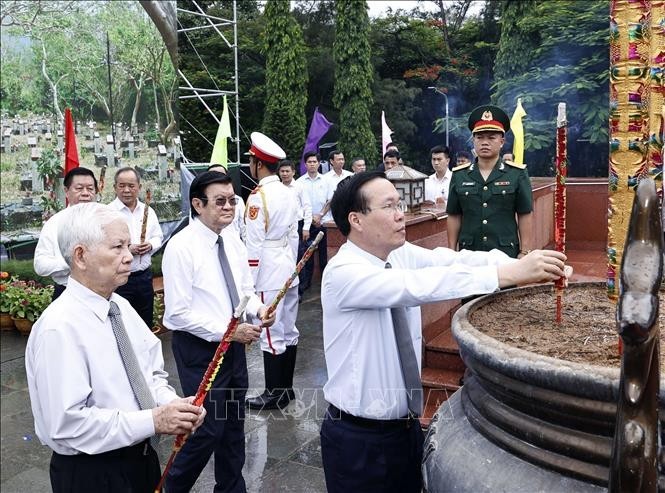 Chủ tịch nước Võ Văn Thưởng cùng các đồng chí lãnh đạo, nguyên lãnh đạo Đảng, Nhà nước dâng hương tại Nghĩa trang Hàng Dương. (Ảnh: TTXVN)