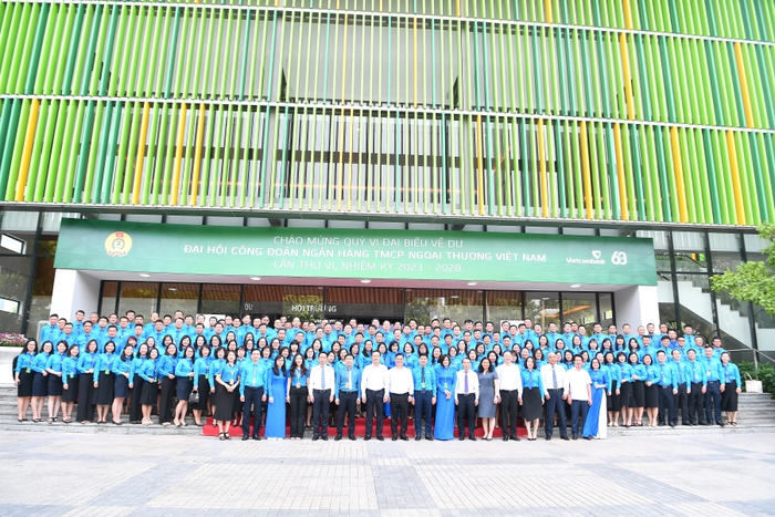 Các đại biểu chụp ảnh lưu niệm tại Đại hội Công đoàn Vietcombank lần thứ VI, nhiệm kỳ 2023 - 2028.