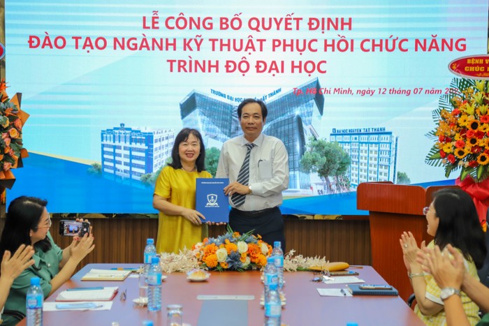 Bà Nguyễn Mai Lan – Chủ tịch Hội đồng trường Trường Đại học Nguyễn Tất Thành trao quyết định cho Tiến sĩ, Bác sĩ Đỗ Trọng Ánh giữ chức vụ Trưởng ngành Kỹ thuật phục hồi chức năng.
