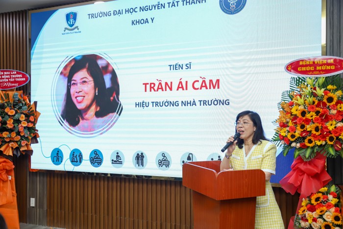 Tiến sĩ Trần Ái Cầm – Hiệu trưởng Trường Đại học Nguyễn Tất Thành nhấn mạnh Nhà trường luôn quan tâm, ưu tiên và tạo mọi điều kiện cho khối ngành sức khoẻ.