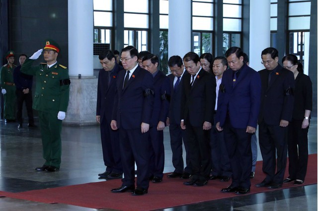 Đoàn Quốc hội do Chủ tịch Quốc hội Vương Đình Huệ dẫn đầu vào viếng đồng chí Nguyễn Khánh. Ảnh: VGP