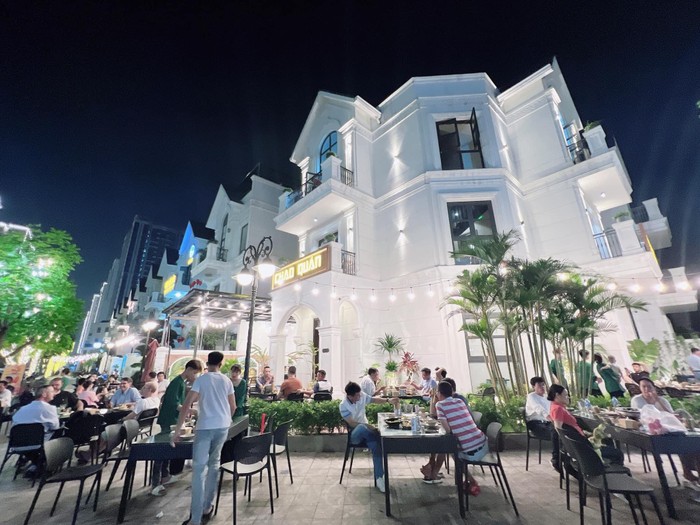 Phố ẩm thực Vinhomes Ocean Park 1 đông vui bất chấp ngày thường hay cuối tuần.