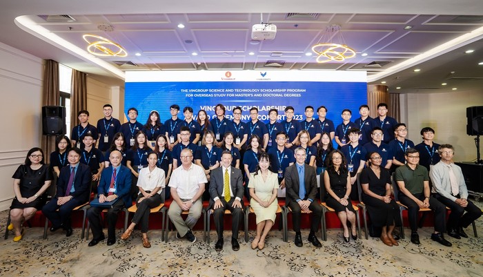 Các sinh viên, học giả Việt Nam xuất sắc nhận Học bổng Khoa học Công nghệ Vingroup 2023.