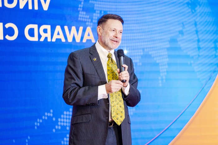 Ông Andrew Goledzinowski – Đại sứ Australia tại Việt Nam đánh giá cao chương trình Học bổng Khoa học Công nghệ Vingroup.