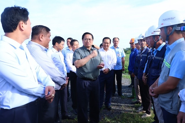 Thủ tướng yêu cầu các nhà thầu đã nói phải làm, đã cam kết phải thực hiện, đã làm phải ra sản phẩm, có hiệu quả cân, đong, đo đếm được. Ảnh: VGP/Nhật Bắc