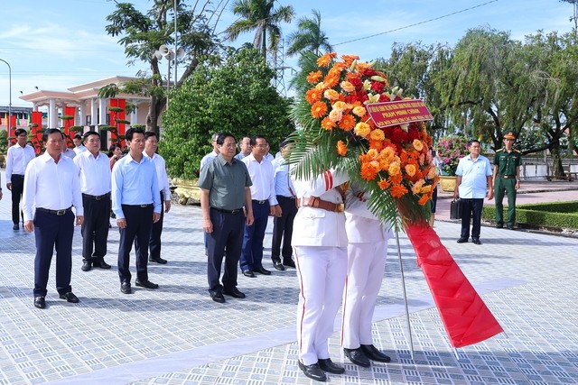 Thủ tướng Phạm Minh Chính và đoàn công tác đã tới dâng hương tại Nghĩa trang Liệt sĩ tỉnh Long An. Ảnh: VGP/Nhật Bắc