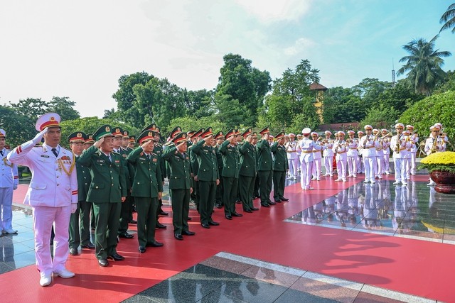 Đoàn đại biểu Quân ủy Trung ương, Bộ Quốc phòng đặt vòng hoa, tưởng niệm các Anh hùng liệt sĩ tại Đài tưởng niệm các Anh hùng liệt sĩ và vào Lăng viếng Chủ tịch Hồ Chí Minh. Ảnh: VGP/Nhật Bắc