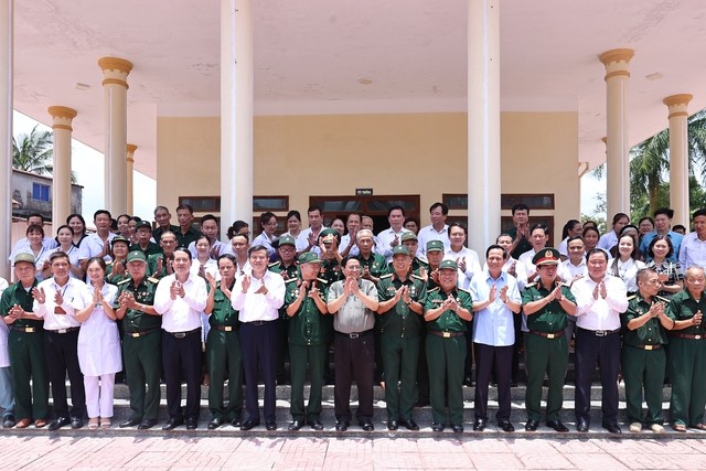 Thủ tướng và đoàn công tác chụp ảnh lưu niệm với các thương binh, bệnh binh và cán bộ, y, bác sĩ Trung tâm Nho Quan. Ảnh: VGP/Nhật Bắc