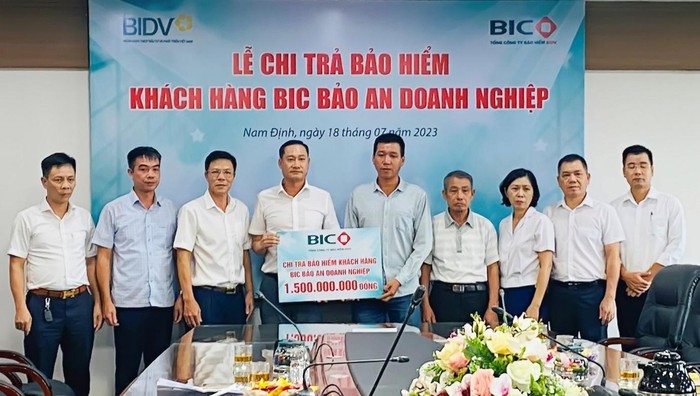 Đại diện BIC và BIDV Thành Nam trao số tiền bảo hiểm cho đại diện gia đình người được bảo hiểm, bà T.T.V.