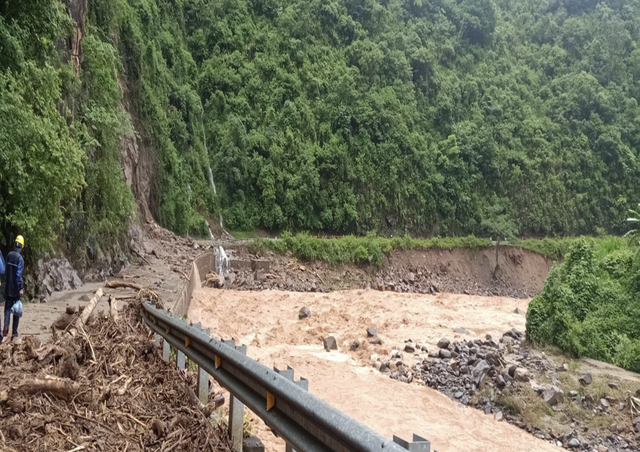 Đường vào Thủy điện Hồ Bốn, huyện Mù Cang Chải, tỉnh Yên Bái giao thông tê liệt.