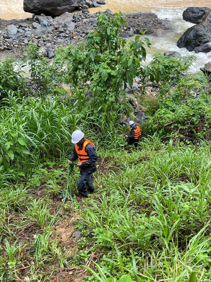 Tuy nhiên, với tinh thần chủ động và nỗ lực hết mình, ngành Điện miền Bắc đã và đang nỗ lực tiếp cận hiện trường, tổ chức khắc phục ngay các sự cố, để có thể cấp điện trở lại sớm nhất cho khách hàng.