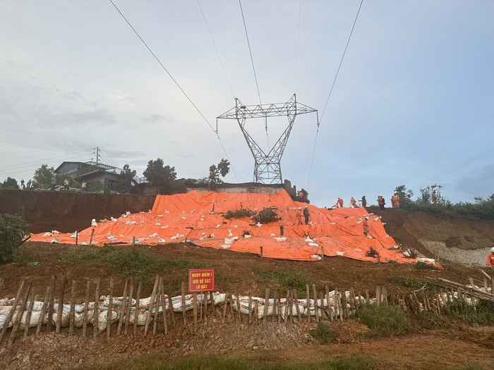Một vị trí sạt lở gần vị trí cột đường dây truyền tải điện tại Lâm Đồng đã được Công ty Truyền tải điện 3 khắc phục.