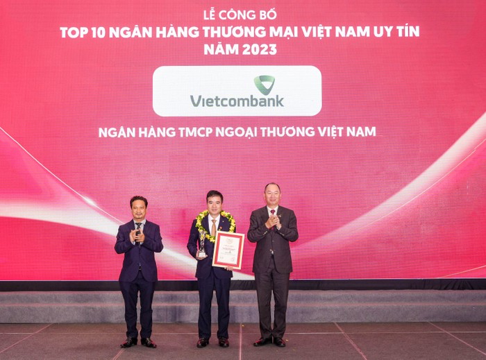 Đại diện Vietcombank (đứng giữa) nhận danh hiệu “Ngân hàng uy tín nhất Việt Nam năm 2023” từ Ban Tổ chức