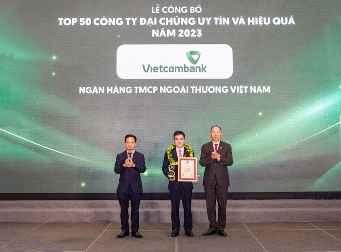 Đại diện Vietcombank (đứng giữa) nhận danh hiệu “Công ty đại chúng uy tín và hiệu quả nhất Việt Nam năm 2023” từ Ban Tổ chức