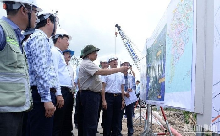 Thủ tướng Phạm Minh Chính nghe các đơn vị báo cáo tình hình tiến độ xây dựng.