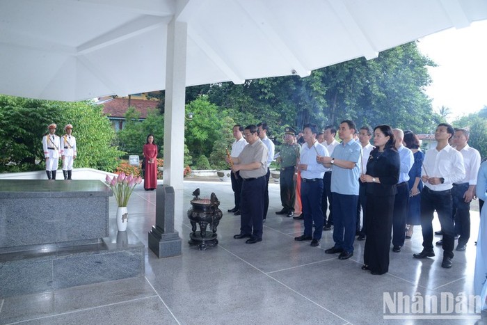 Thủ tướng Phạm Minh Chính dâng hương tại mộ Cụ Phó bảng Nguyễn Sinh Sắc.