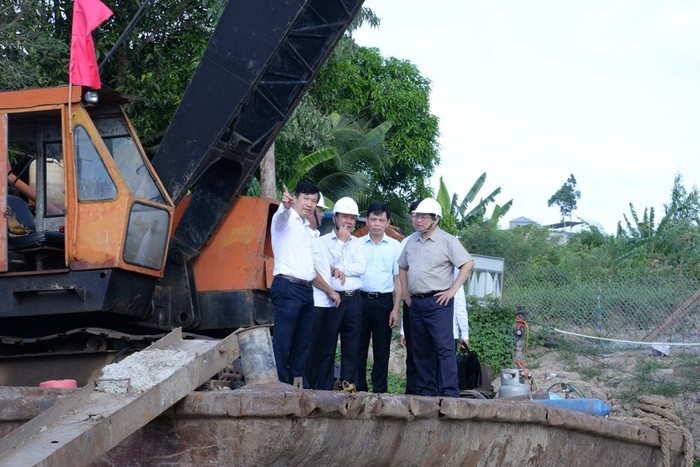 Thủ tướng Phạm Minh Chính thị sát công trường xây dựng dự án tuyến tránh thành phố Cao Lãnh.