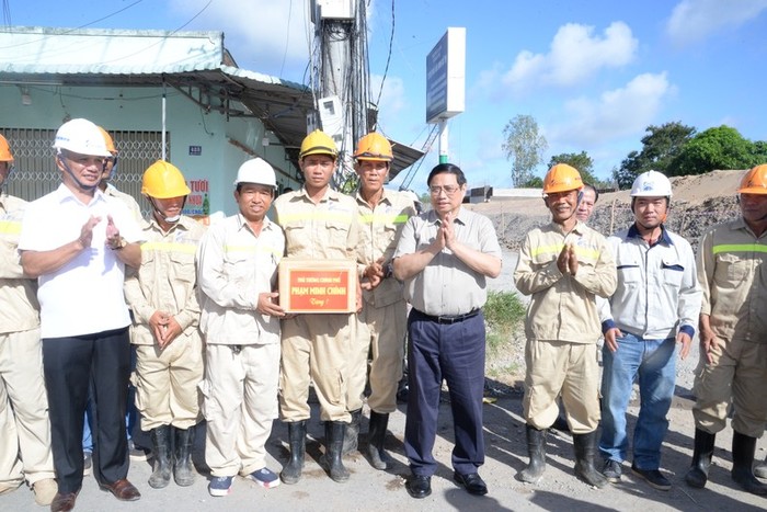 Thủ tướng Phạm Minh Chính tặng quà động viên cán bộ, công nhân trên công trường xây dựng Dự án nâng cấp Quốc lộ 30 đoạn thành phố Cao Lãnh (tuyến tránh thành phố Cao Lãnh).