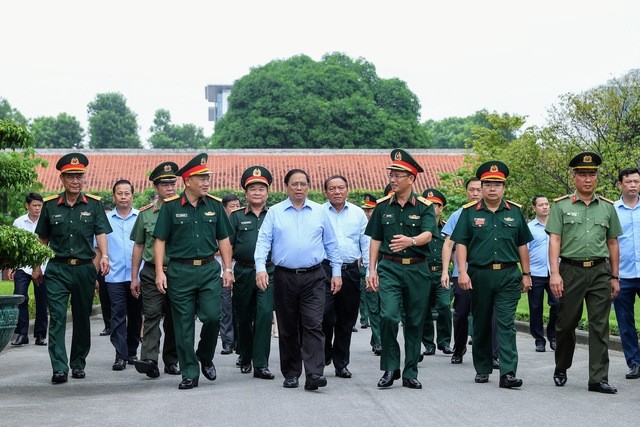 Thủ tướng Phạm Minh Chính kiểm tra khuôn viên Công trình Lăng Chủ tịch Hồ Chí Minh. Ảnh: VGP/Nhật Bắc