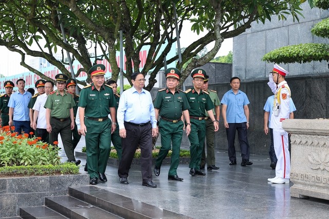 Thủ tướng Phạm Minh Chính kiểm tra công tác tu bổ định kỳ công trình Lăng Chủ tịch Hồ Chí Minh. Ảnh: VGP/Nhật Bắc