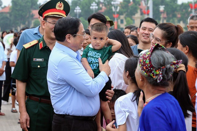 Thủ tướng Phạm Minh Chính thăm hỏi nhân dân vào Lăng viếng Chủ tịch Hồ Chí Minh. Ảnh: VGP/Nhật Bắc