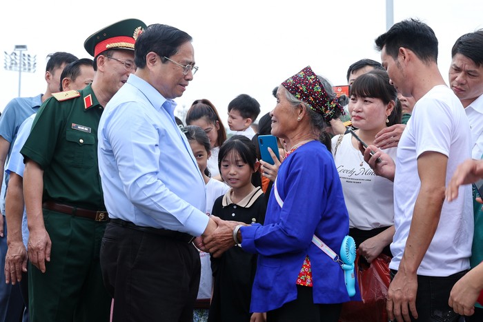 Thủ tướng Phạm Minh Chính thăm hỏi nhân dân vào Lăng viếng Chủ tịch Hồ Chí Minh. Ảnh: VGP/Nhật Bắc