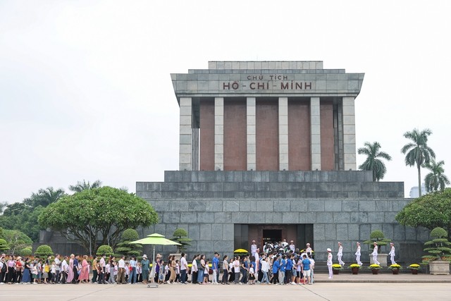 Lăng Bác mãi trường tồn cùng dân tộc, là nơi hội tụ tình cảm, niềm tin của nhân dân Việt Nam và bạn bè quốc tế. Ảnh: VGP/Nhật Bắc