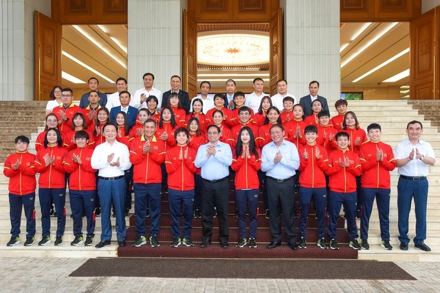 Thủ tướng Phạm Minh Chính, Phó Thủ tướng Trần Hồng Hà cùng các đại biểu chụp ảnh lưu niệm cùng Đội tuyển bóng đá nữ quốc gia. Ảnh: VGP/Nhật Bắc