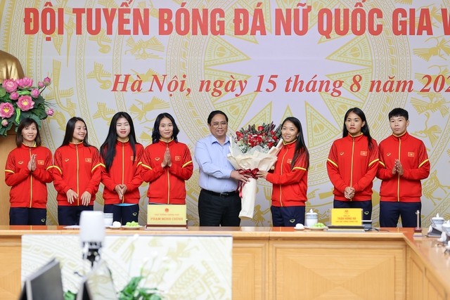 Thủ tướng Phạm Minh Chính tặng hoa cho các cầu thủ Đội tuyển bóng đá nữ quốc gia Việt Nam. Ảnh: VGP/Nhật Bắc