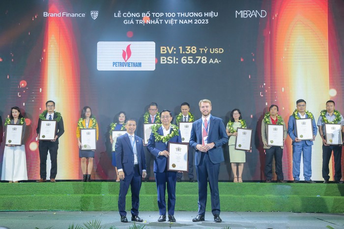 Ông Trần Quang Dũng, Trưởng Ban Truyền thông và Văn hóa doanh nghiệp đại diện Petrovietnam nhận tôn vinh tại chương trình