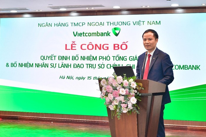 Ông Lê Hoàng Tùng- Phó Tổng Giám đốc Vietcombank đại diện cho các nhân sự được bổ nhiệm phát biểu tại buổi lễ.