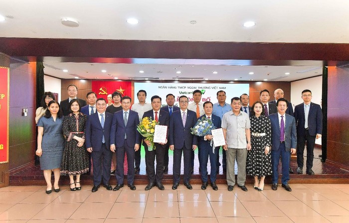 Đại diện Đảng ủy Khối Doanh nghiệp Trung ương và Ngân hàng Nhà nước Việt Nam chụp ảnh lưu niệm cùng Ban lãnh đạo Vietcombank và các nhân sự được bổ nhiệm.