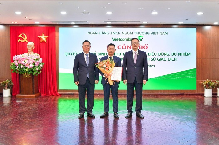 Bí thư Đảng ủy, Chủ tịch Hội đồng Quản trị Vietcombank Phạm Quang Dũng (bên phải) và Tổng Giám đốc Vietcombank Nguyễn Thanh Tùng (bên trái) trao Quyết định và tặng hoa chúc mừng ông Đặng Kiên Định – tân Giám đốc Vietcombank chi nhánh Sở Giao dịch.