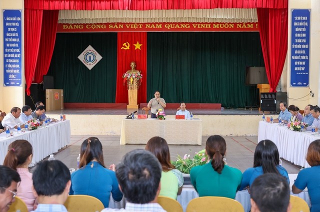 Thủ tướng Phạm Minh Chính tới thăm thầy và trò Trường Phổ thông Dân tộc nội trú huyện Tu Mơ Rông. Ảnh: VGP/Nhật Bắc