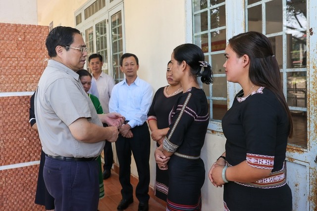 Thủ tướng Phạm Minh Chính thăm hỏi, động viên giáo viên Trường Phổ thông Dân tộc nội trú huyện Tu Mơ Rông. Ảnh: VGP/Nhật Bắc