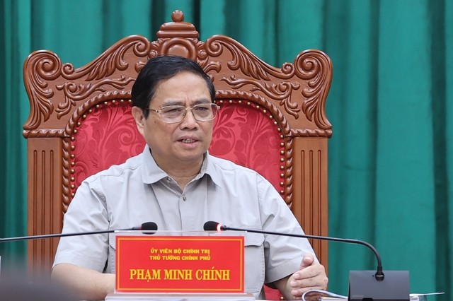Thủ tướng Phạm Minh Chính cho ý kiến chỉ đạo với từng nội dung cụ thể tại buổi làm việc. Ảnh: VGP/Nhật Bắc