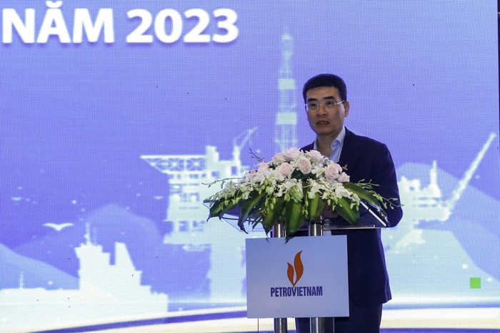 Ông Dương Mạnh Sơn - Phó Tổng Giám đốc Petrovietnam trình bày về công tác sản xuất, kinh doanh của Petrovietnam trong thời gian qua.