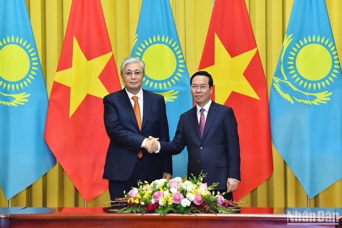 Chủ tịch nước Võ Văn Thưởng và Tổng thống Cộng hòa Kazakhstan Kassym-Jomart Tokayev. (Ảnh: Thuỷ Nguyên)