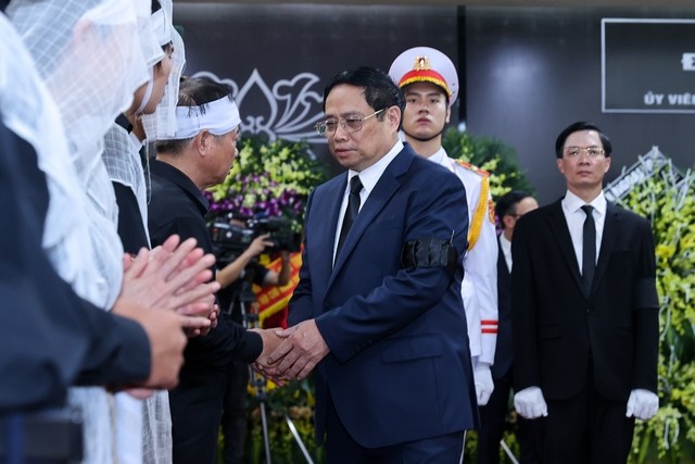 Thủ tướng Phạm Minh Chính chia buồn cùng gia đình đồng chí Lê Văn Thành. Ảnh: VGP/Nhật Bắc